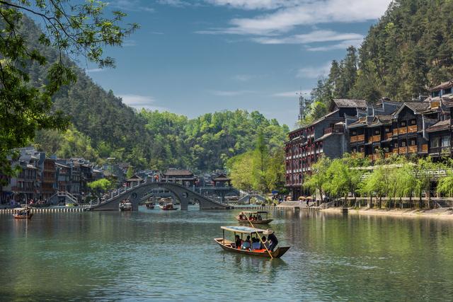 国内最有名气的古城之一，始建于春秋，如今旅人纷至沓来