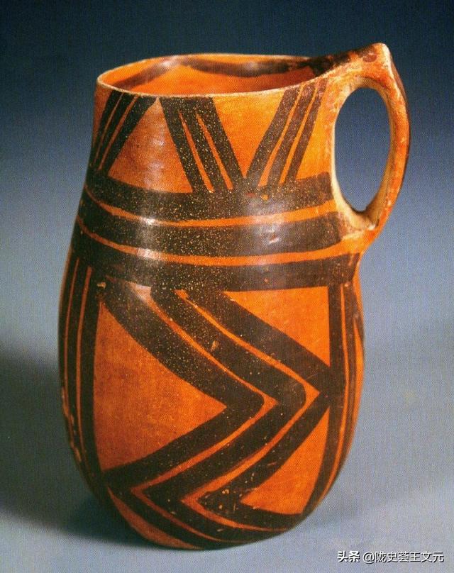 甘肃永昌鸳鸯池，四千年前骨簪上，36粒骨珠，象