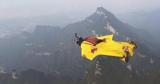 7分11秒视频直播摔亡，崖壁留20多米长血迹，项目创始人卡尔36年前也因失误遇难