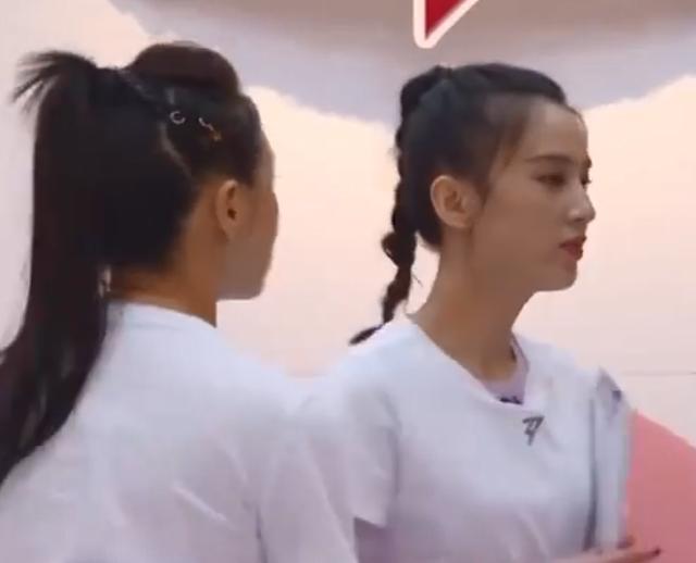 【静的】黄圣依看伊能静的表情 两人关系显露无疑是作秀还是真事？