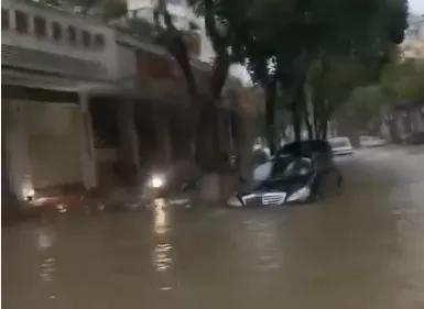 雁荡山|台风登陆雁荡山瀑布被吹倒流 空中飞舞模样太神奇
