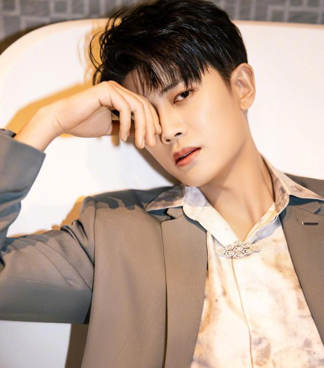 任嘉伦笑容的背后，连续拍摄三部作品咳嗽不停