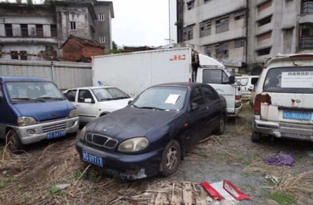 小树林成“豪车坟场”，百万豪车落灰无人敢动