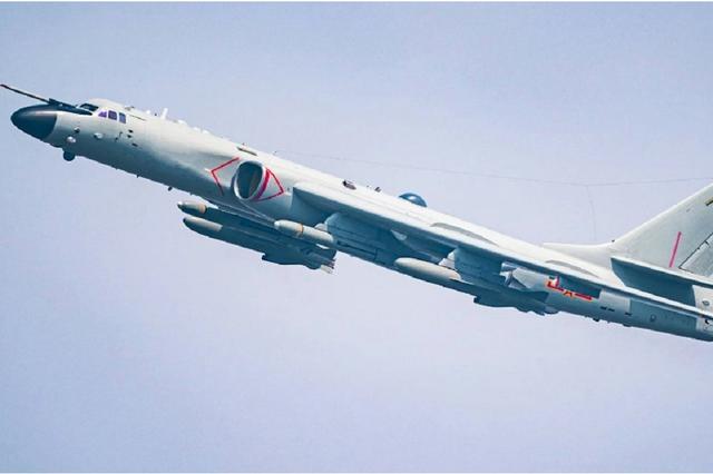 轰-6的魔改引发了国际军事专家的关注，为何美国人要为中国点赞？
