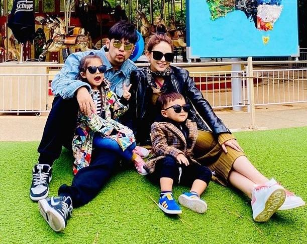 周杰伦女儿近照曝光，侧颜五官精致发量惊人，网友直呼太像昆凌