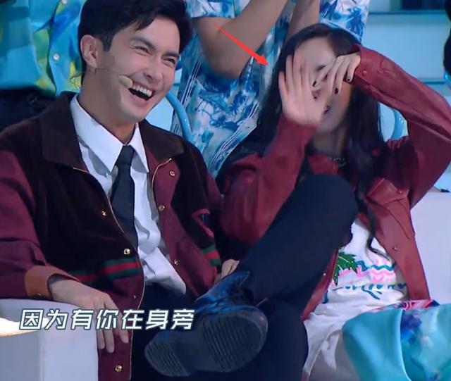 杨幂看表演太嗨，看到她一直拍谁的大腿，一点也不知道避嫌