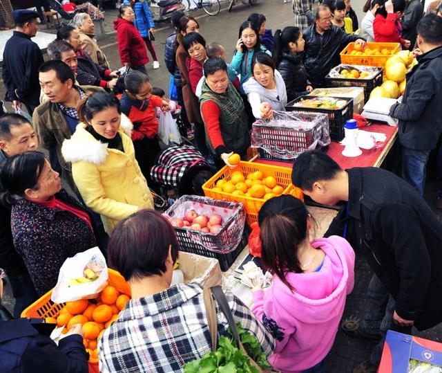 关于大火的摆地摊，什么货适合在地摊卖，摆地摊又有哪些隐形秘诀