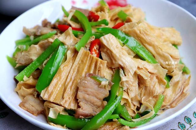 泡发腐竹放热水就毁了，教你正确做法，腐皮完整不软烂还滑嫩入味