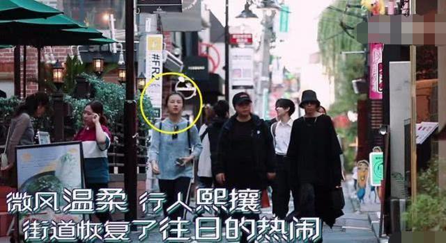 张子枫有多火？戴着口罩只想安静的逛街，却被知名综艺追着拍
