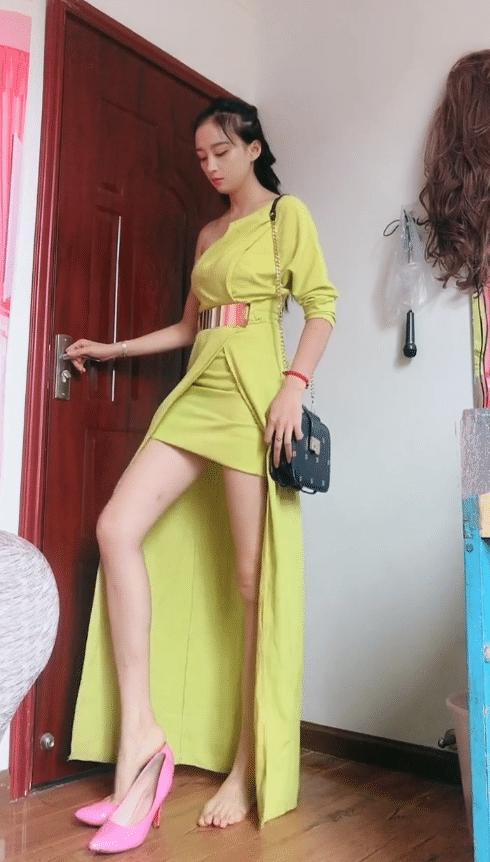 墻上還掛著假發(fā)，美女你很會(huì)做頭發(fā)嗎