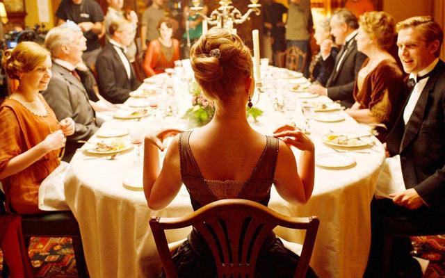 从“穿着就坐”到“刀叉使用”，英国的餐桌礼仪，繁琐却优雅细致