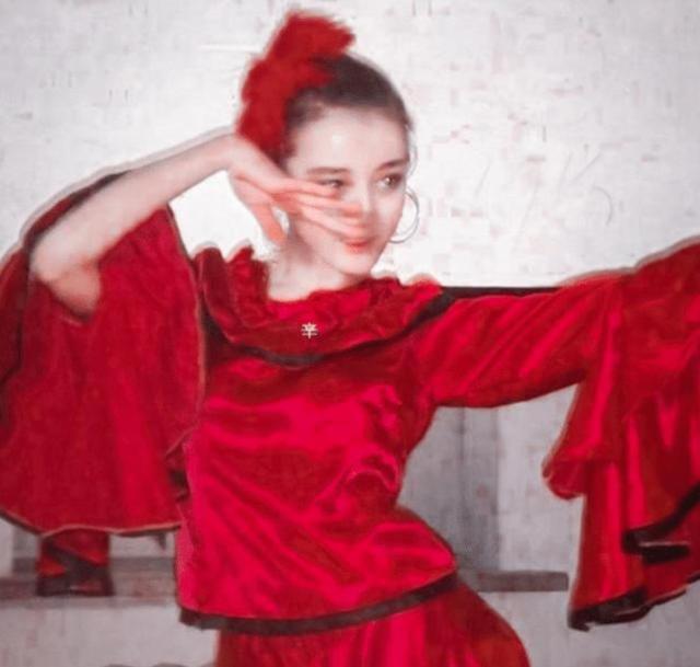 迪丽热巴15岁跳舞照片曝光，看看她青涩时期照片