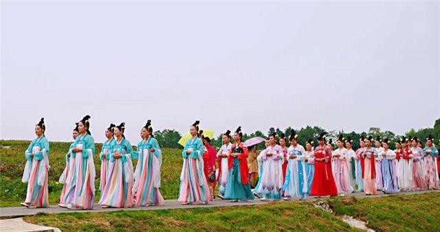 有些专家建议把中小学校服改为汉服样式，这个