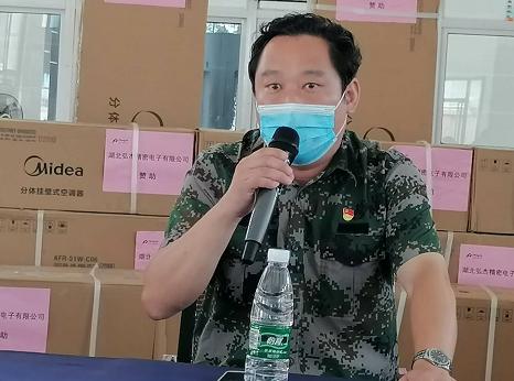 湖北武穴：愛心企業(yè)家鄧必陽向雞公嶺中學(xué)捐價(jià)值7萬元空調(diào)助學(xué)
