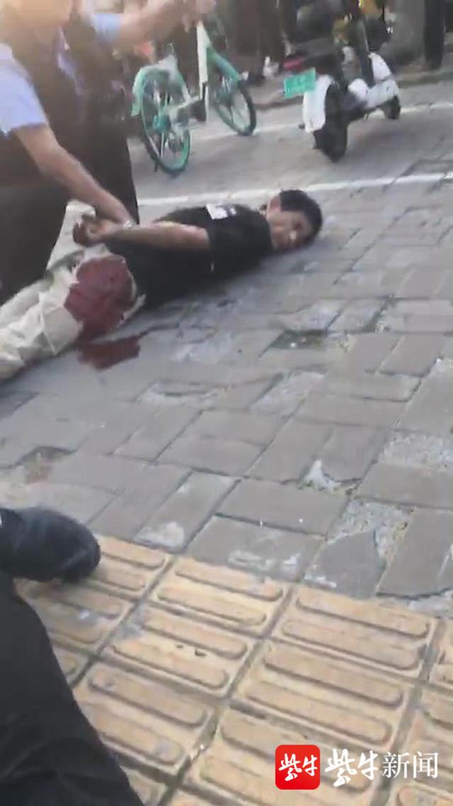 江苏2逃犯持刀袭警2名警员牺牲江苏2逃犯持刀袭警2名警员牺牲 淮安暴力袭警案是怎么回事？江苏淮安袭警事件最新进展