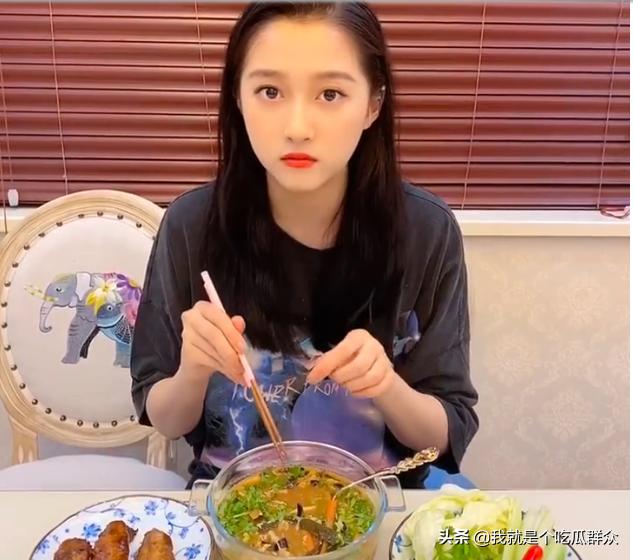 关晓彤化身吃货主播，看饿了，原谅这不争气的肚子