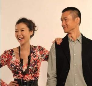 53岁何音近照，与黄志忠离婚9年，跟儿子相依为