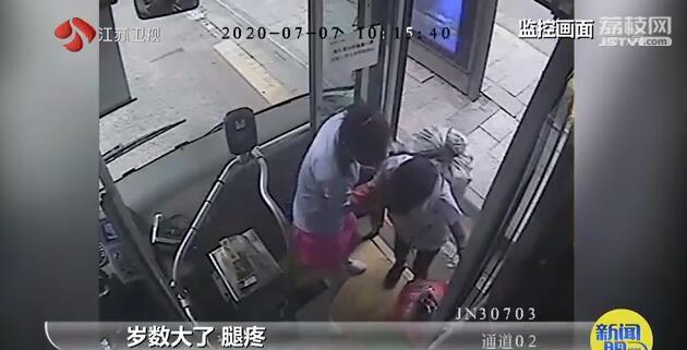 被公交司机"晾"了足足三分钟 全车乘客反而鼓掌叫好
