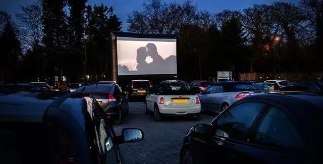 地摊经济时代，露天电影院能救市吗？