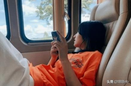 明星也追星，张子枫的追星方式时刻拿在手上，