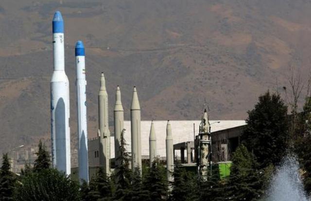 伊朗备战阿曼湾，2000枚导弹就位，舰队24小时待