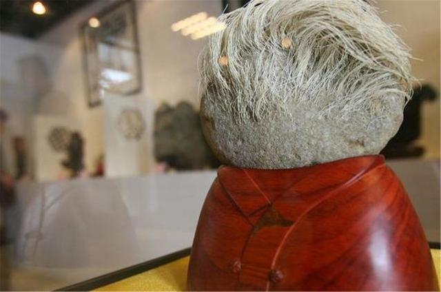 老农捡了块石头，上面长满“白发”，专家看后