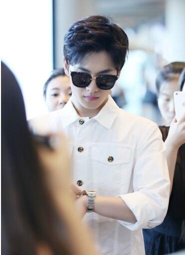 杨洋现身机场粉丝一路跟拍，白衬衫搭墨镜酷帅