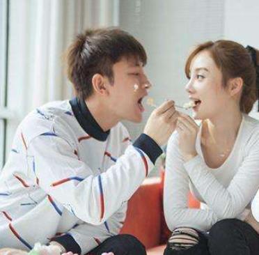 李小璐与助理合拍，两人神似姐妹花，离婚后她越来越潇洒了