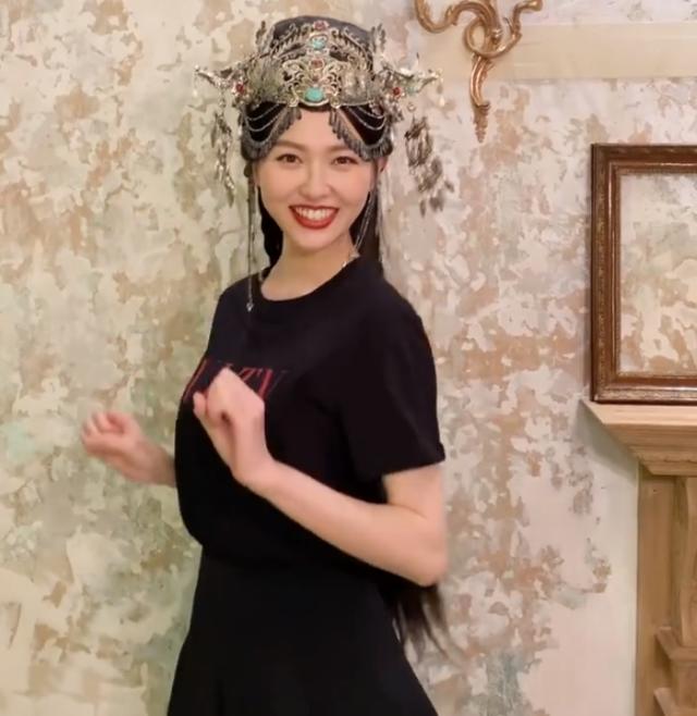 唐嫣生娃后首次亮相，截图放大4倍她的身材，确