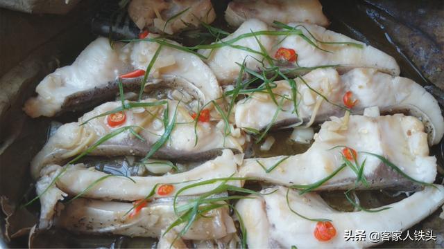 天热吃鱼别煎炸，加1片荷叶教你新鲜吃法，嫩滑味美没腥味，真香