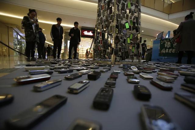 年轻人把淘汰的旧手机，给父母长辈继续用，这