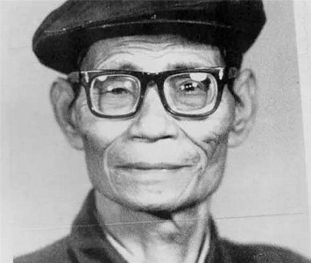 士兵出征前，父親送兒子“死字旗”上戰(zhàn)場(chǎng)：傷時(shí)拭血，死后裹身