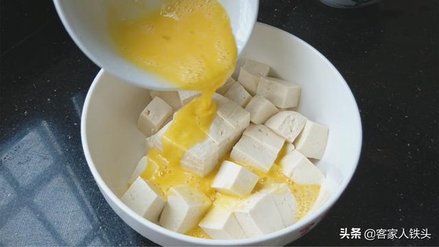 豆腐中打入2个鸡蛋，教你下饭新吃法，出锅比红烧肉还抢手，真香