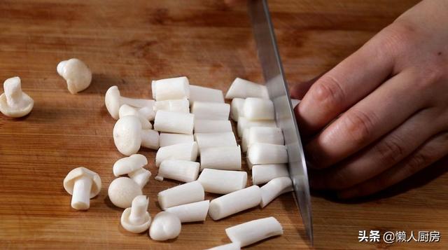 天热喝什么汤？嫩滑的豆腐，酥软的蛋皮，教你做豆腐蛋皮汤