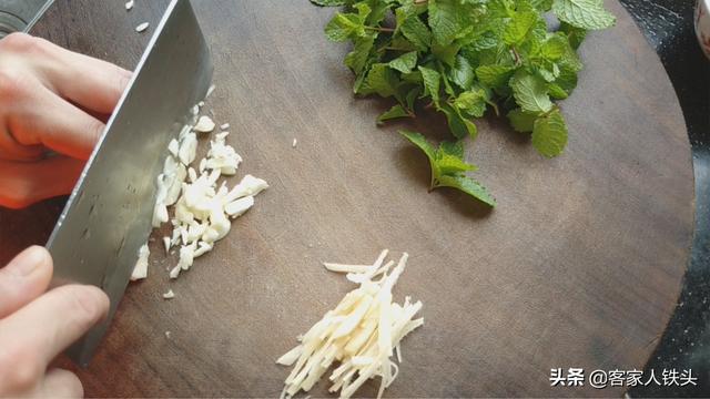 天热吃鱼别煎炸，切一切搅一搅，7分钟出锅，清香好吃又消食开胃