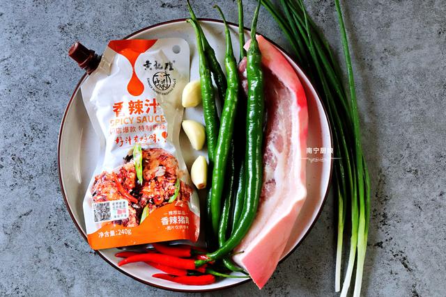 辣椒炒肉时，先炒肉还是辣椒？教你正确做法，肉质酥香不腻特下饭