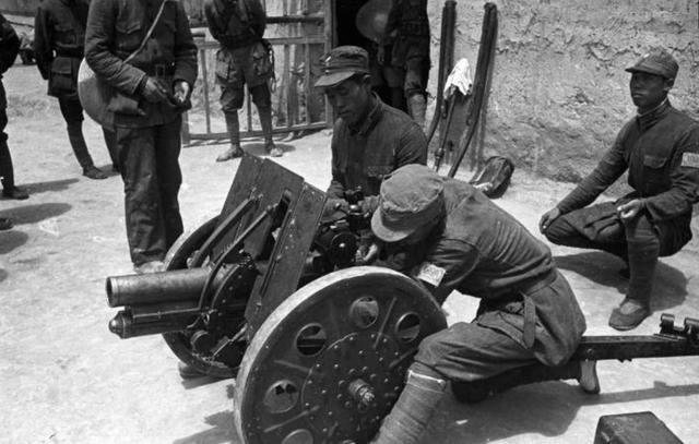 抗战期间，八路军使用的武器装备“榆木大炮、歪把子、万国造”