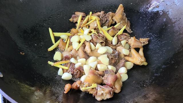鸡肉这样做味道更香，教你一道蒜香鸡的做法，咸香美味又下饭