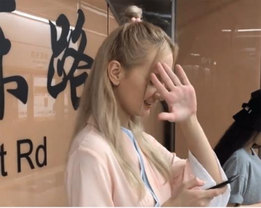 英国美女穿着汉服坐地铁，旁边的人都看呆了：