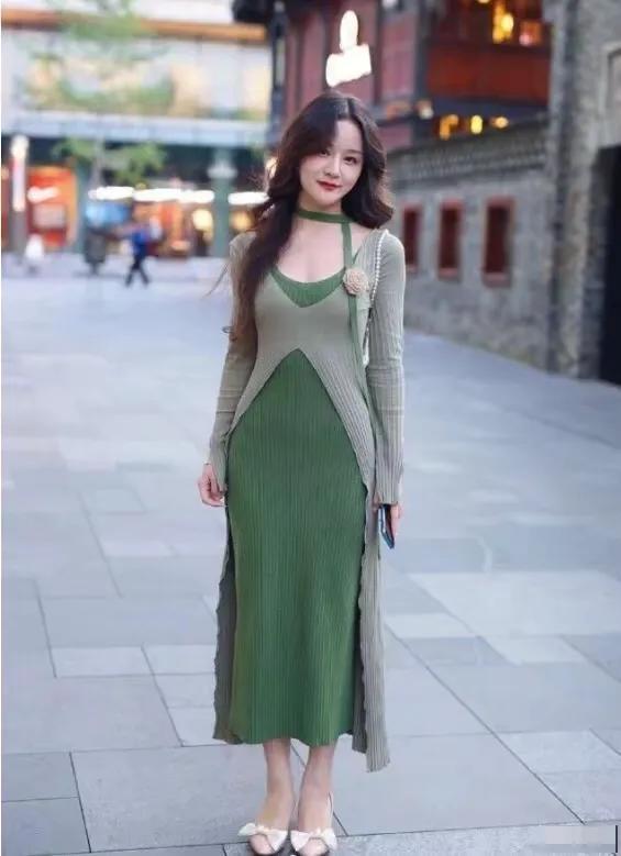 表妹大热天穿毛衣，穿出时尚感
