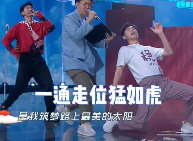 杨幂看表演太嗨，看到她一直拍谁的大腿，一点也不知道避嫌