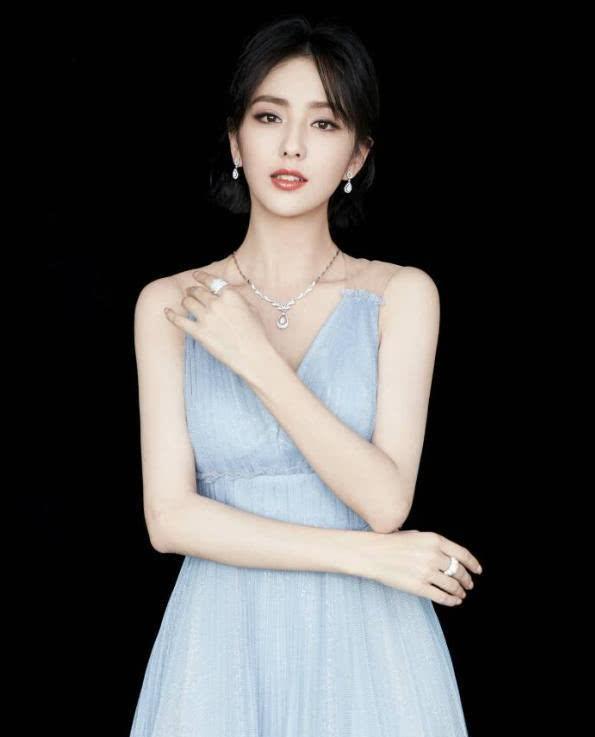 佟丽娅忘记自己穿的睡裤动作霸气，掀开被子后，全场不淡定了