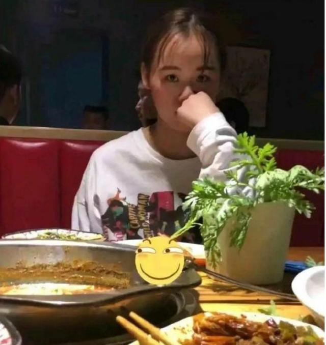 “和女同事约吃饭，她这动作什么意思，暗示我