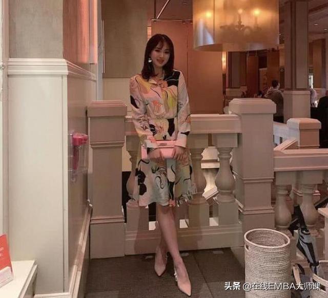 任正非75岁，小女儿姚安娜21岁，超美艳！网友：