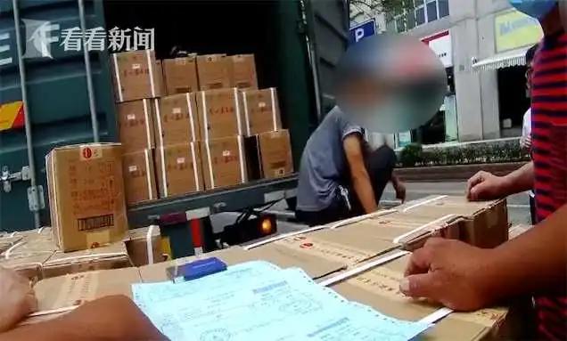 掉个头1500箱茅台撒一地司机欲哭无泪 民警：他超载了