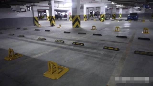 男子一口气买327个车位，加价10万转卖，业主不淡