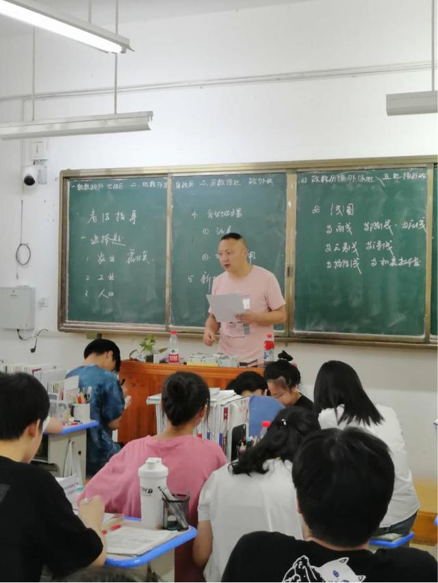 湖北武穴:高考前夜,武穴中学名师为考生速递“密钥”