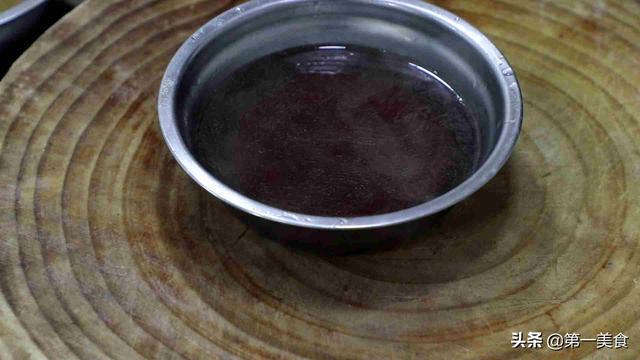 鲈鱼这样烧着吃，汤汁浓郁，骨烂肉香，厨师长详细展示每个步骤