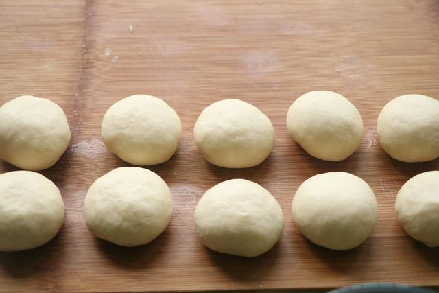 家里有面粉试试这样吃，层次多又酥脆，食材简单，做法一看就会