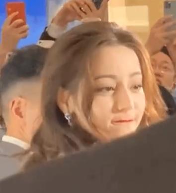 迪丽热巴    生图，波浪卷发配抹胸裙优雅迷人，宛如城堡里的公主